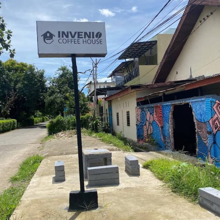 Papan nama Invenio Coffee House di area depan.