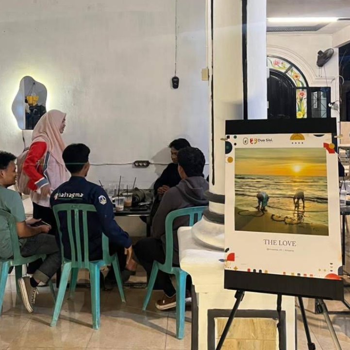 Pengunjung berbincang di area duduk Invenio.