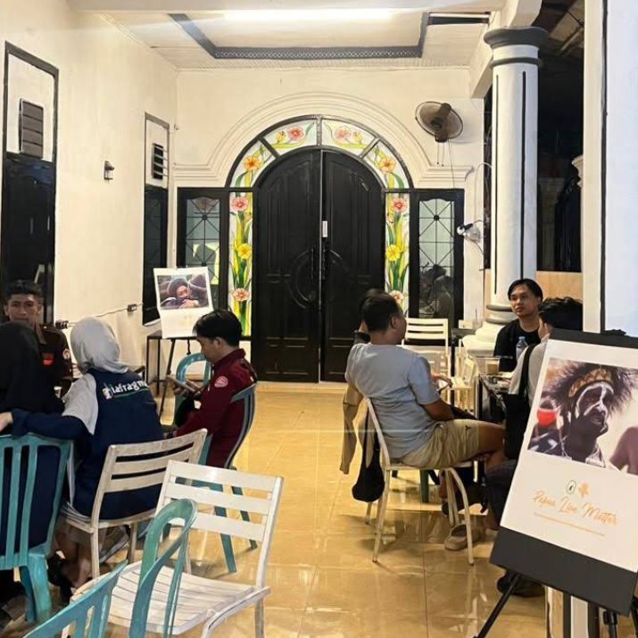 Pengunjung berkumpul dan menghabiskan waktu bersama.