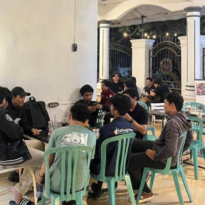 Pengunjung berkumpul di area teras Invenio.
