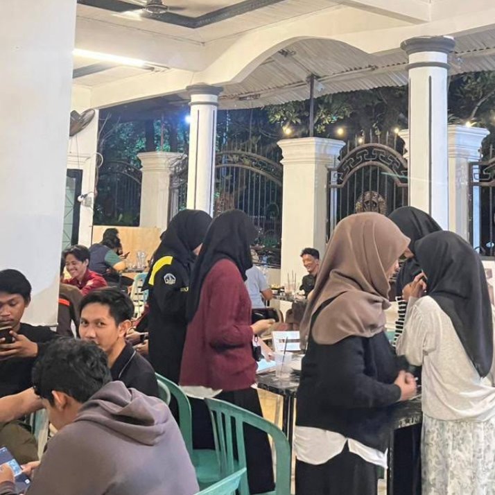 Pengunjung menikmati waktu bersama di area depan kafe.