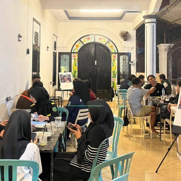 Suasana ramai di area duduk dekat pintu masuk.
