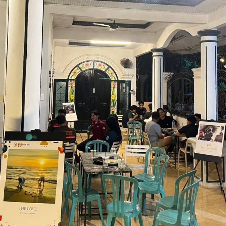 Pengunjung mengisi waktu di ruang duduk Invenio.