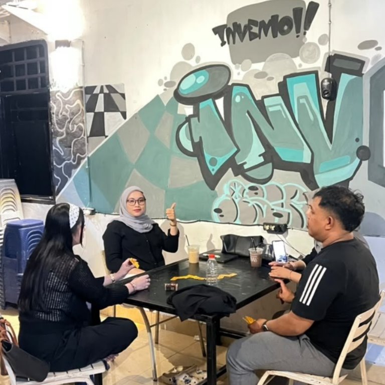 Pengunjung berbincang di depan mural Invenio.