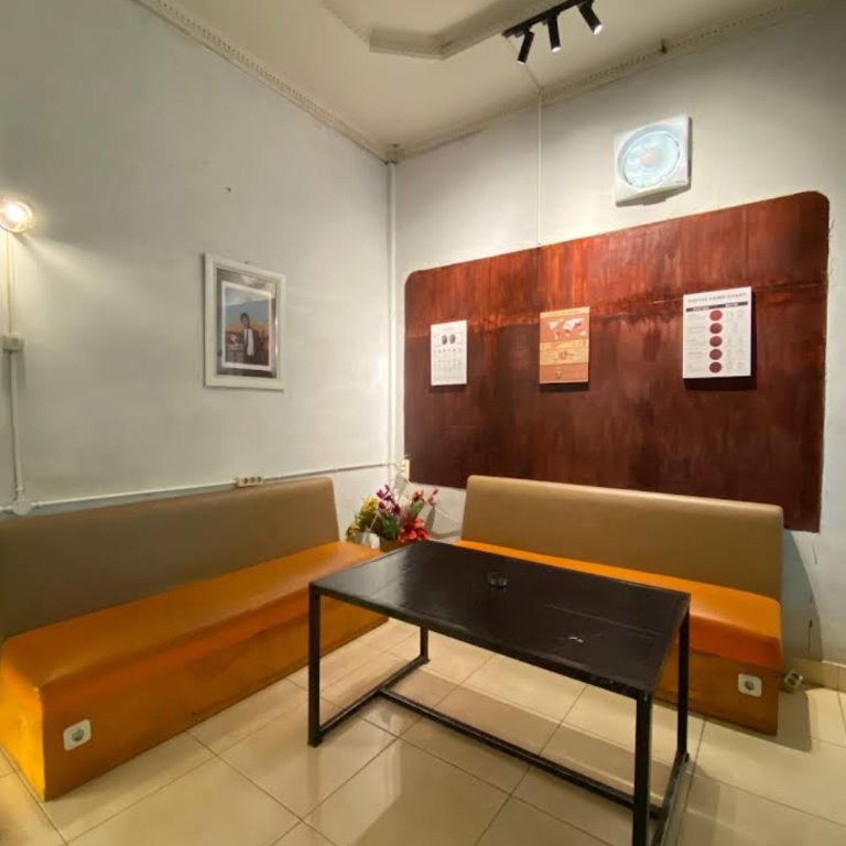 Area duduk dengan bangku panjang dan meja.