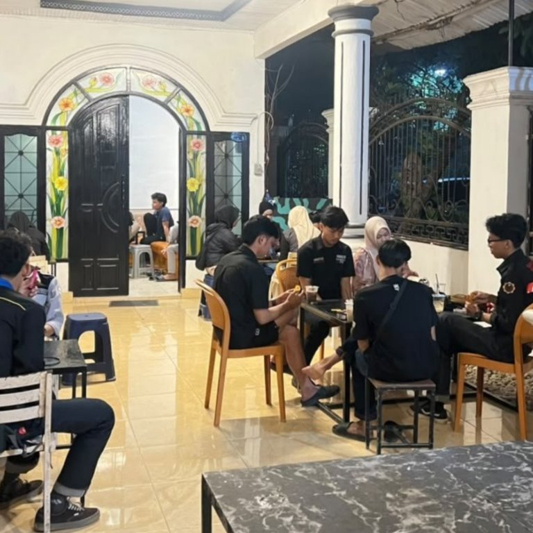 Pengunjung berkumpul di area teras Invenio.