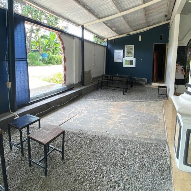 Area duduk terbuka di bagian depan kafe.