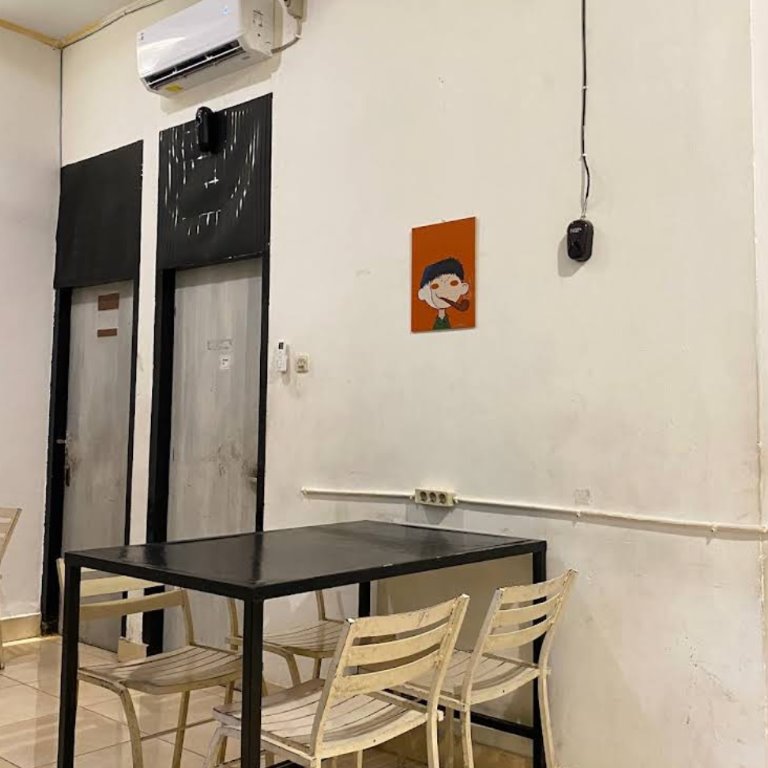 Meja dan kursi di salah satu sudut dalam kafe.