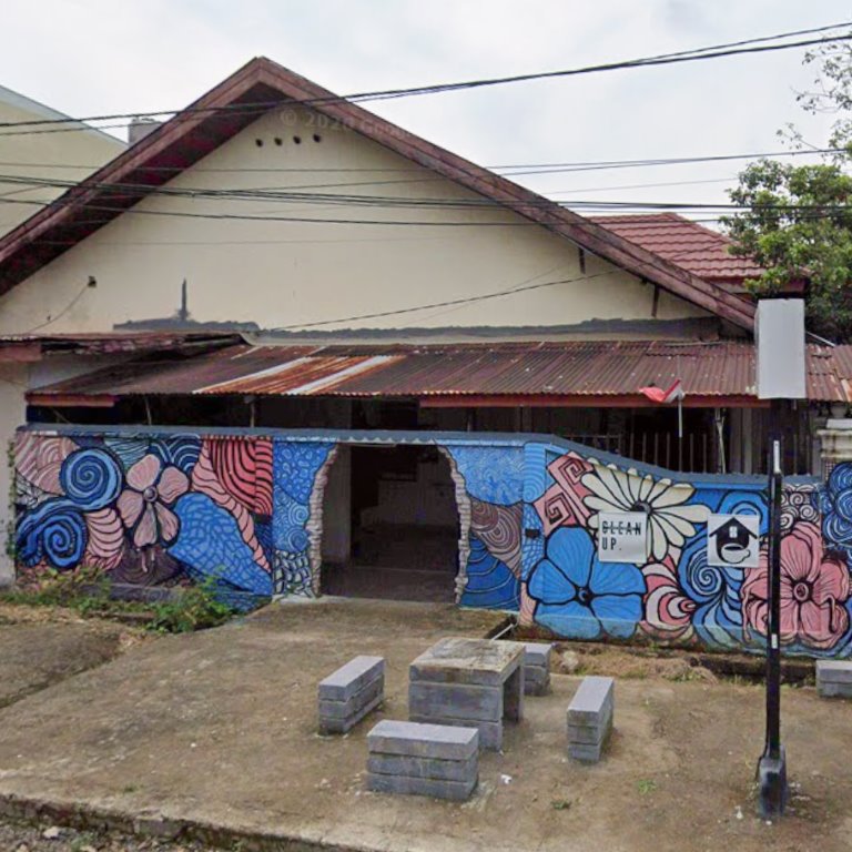 Bagian depan bangunan dengan mural berwarna-warni.